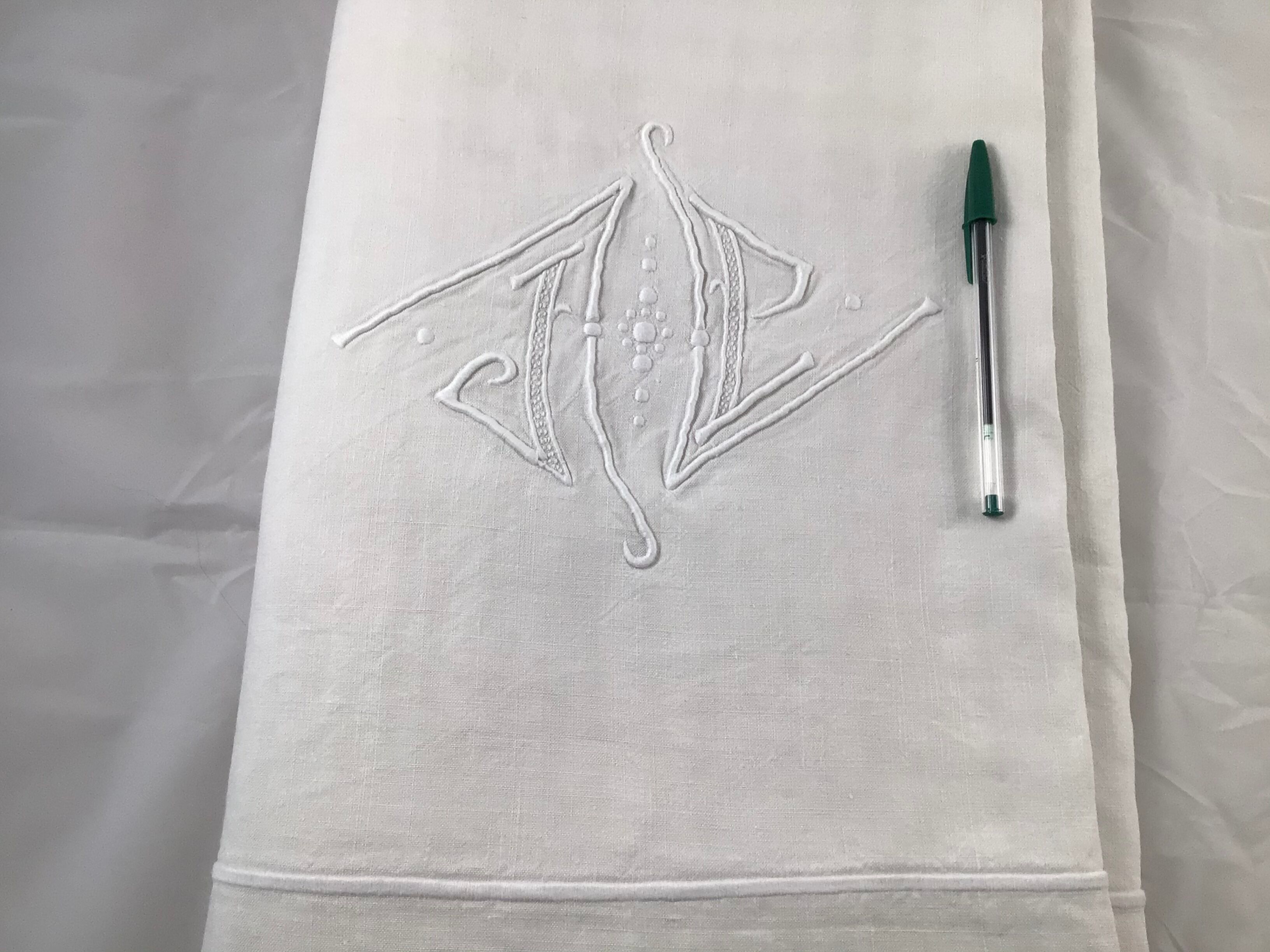 JP embroidered sheet highlighted wide bumblebee dot triangles