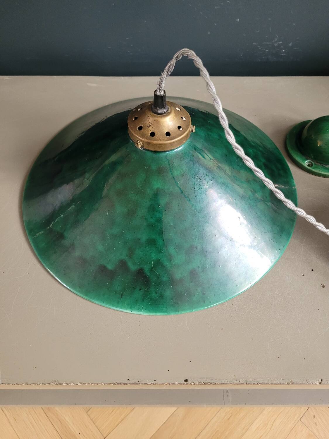 Green glazed ceramic pulley suspension