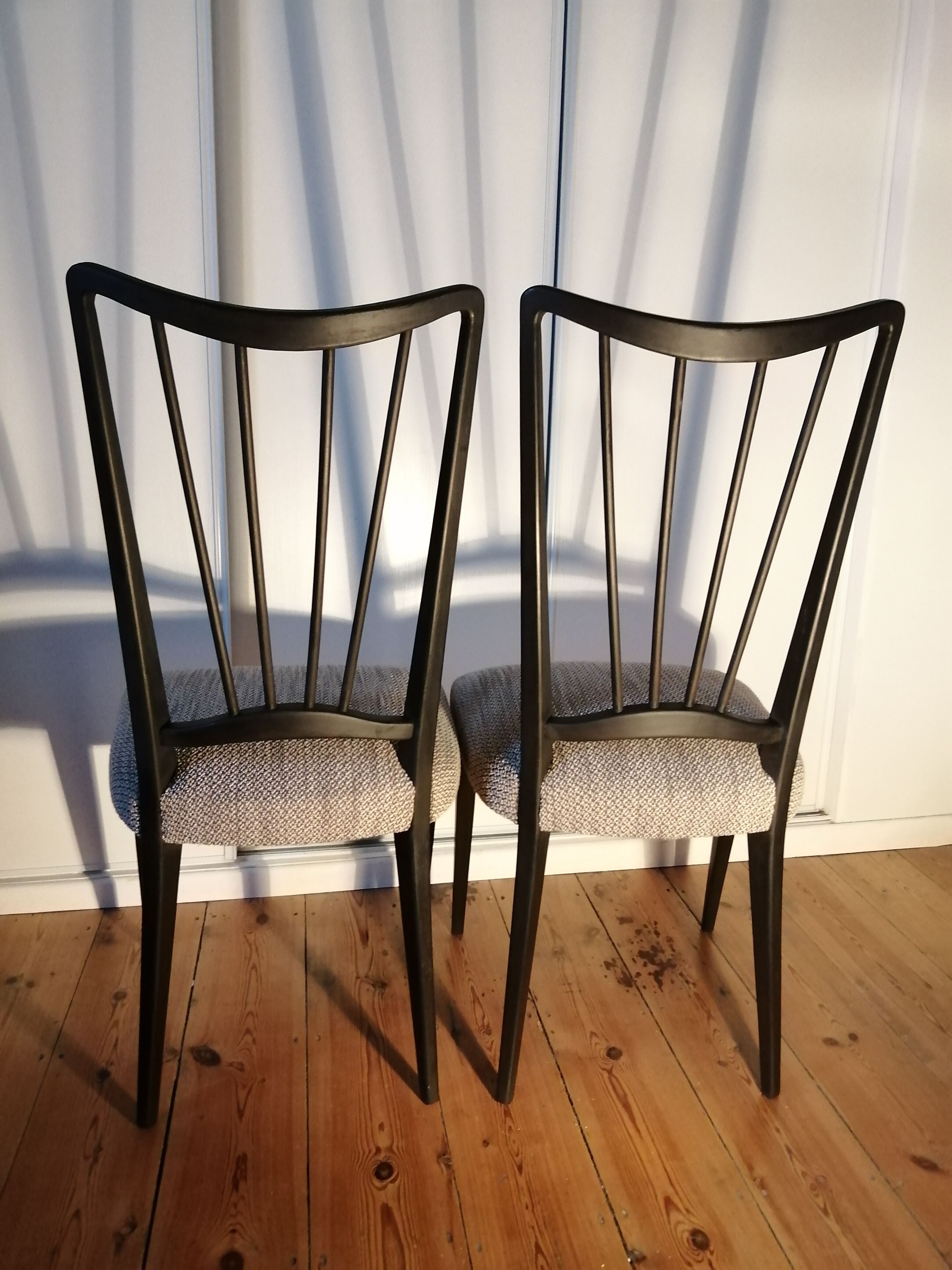Lot 2 chairs wood fabric