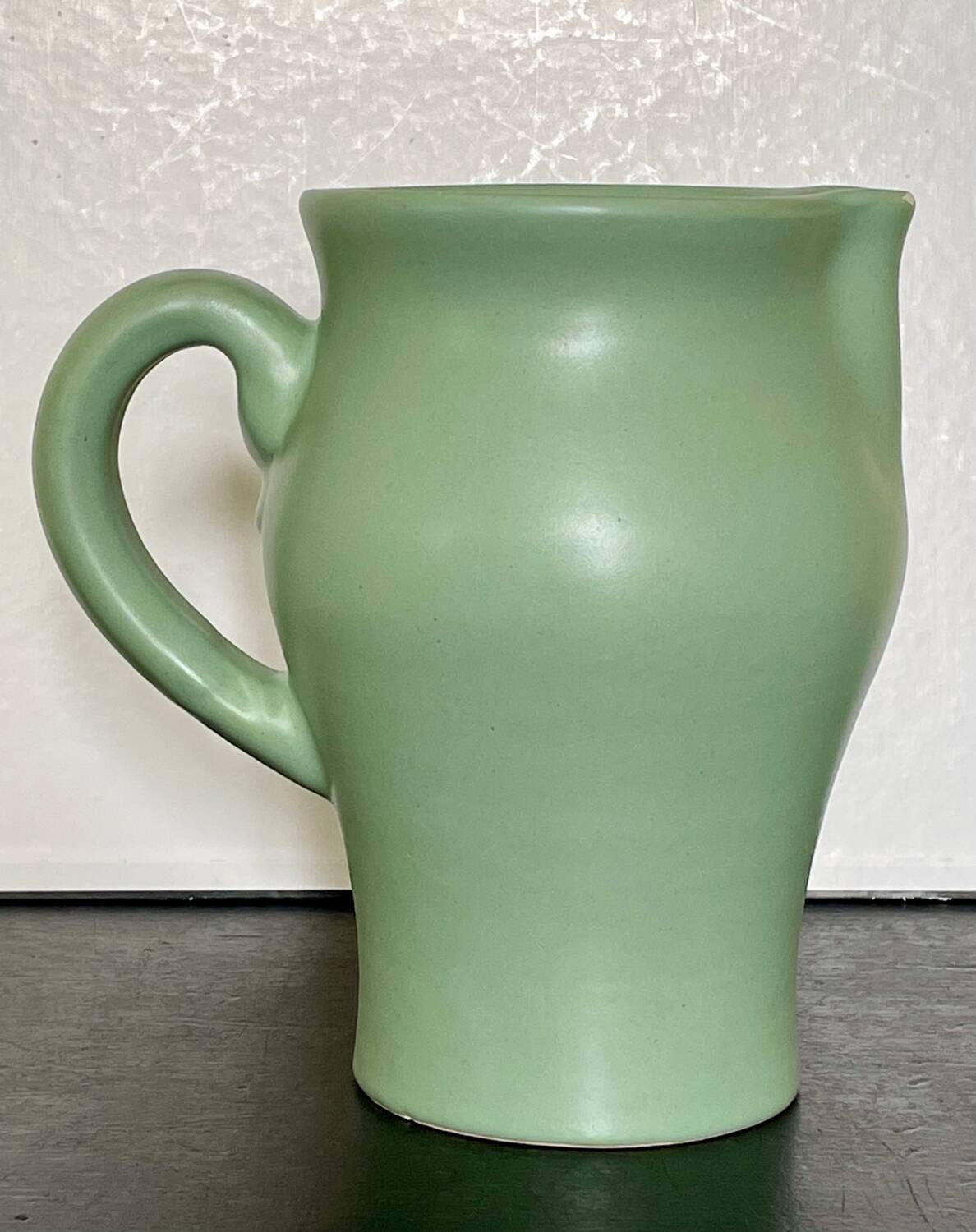 Pichet vert en céramique André Baud Vallauris