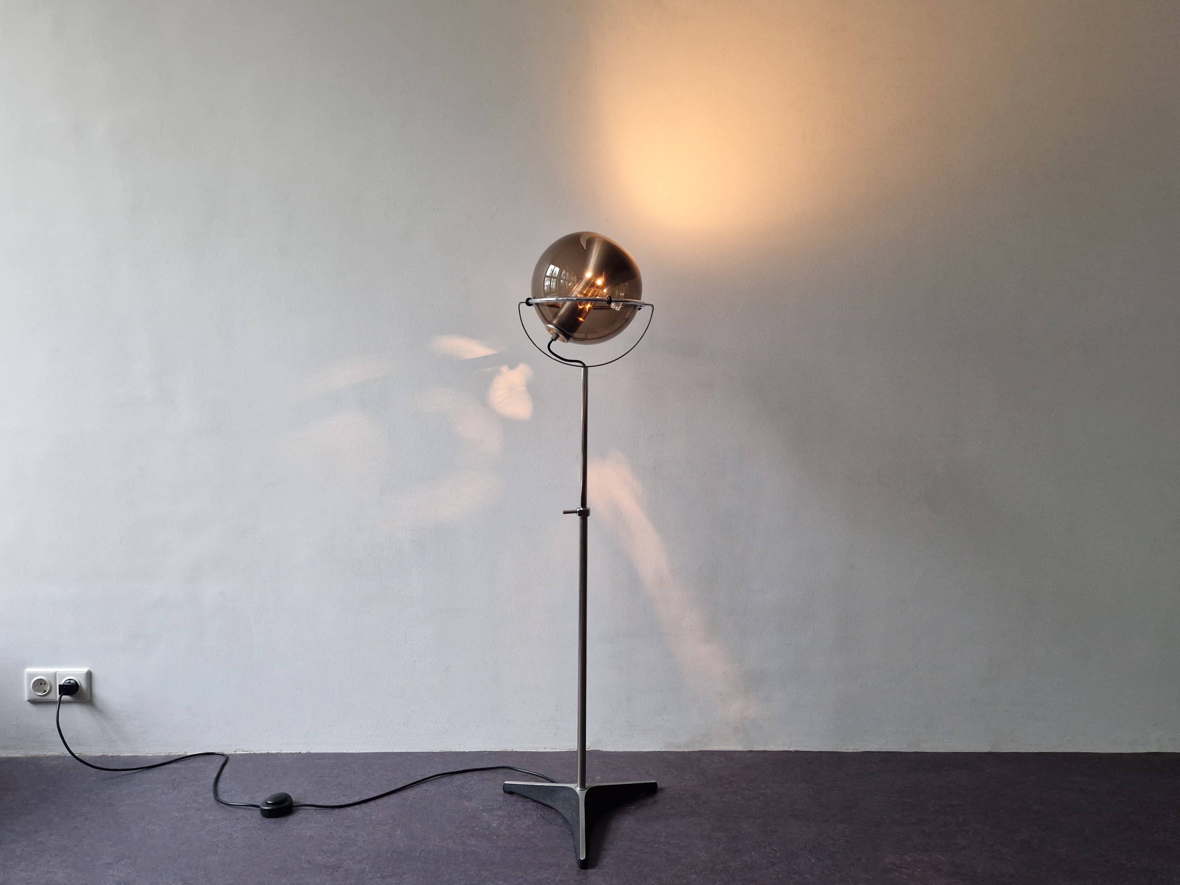 Lampadaire Globe D-2000 de Frank Ligtelijn pour Raak Amsterdam, années 1960
