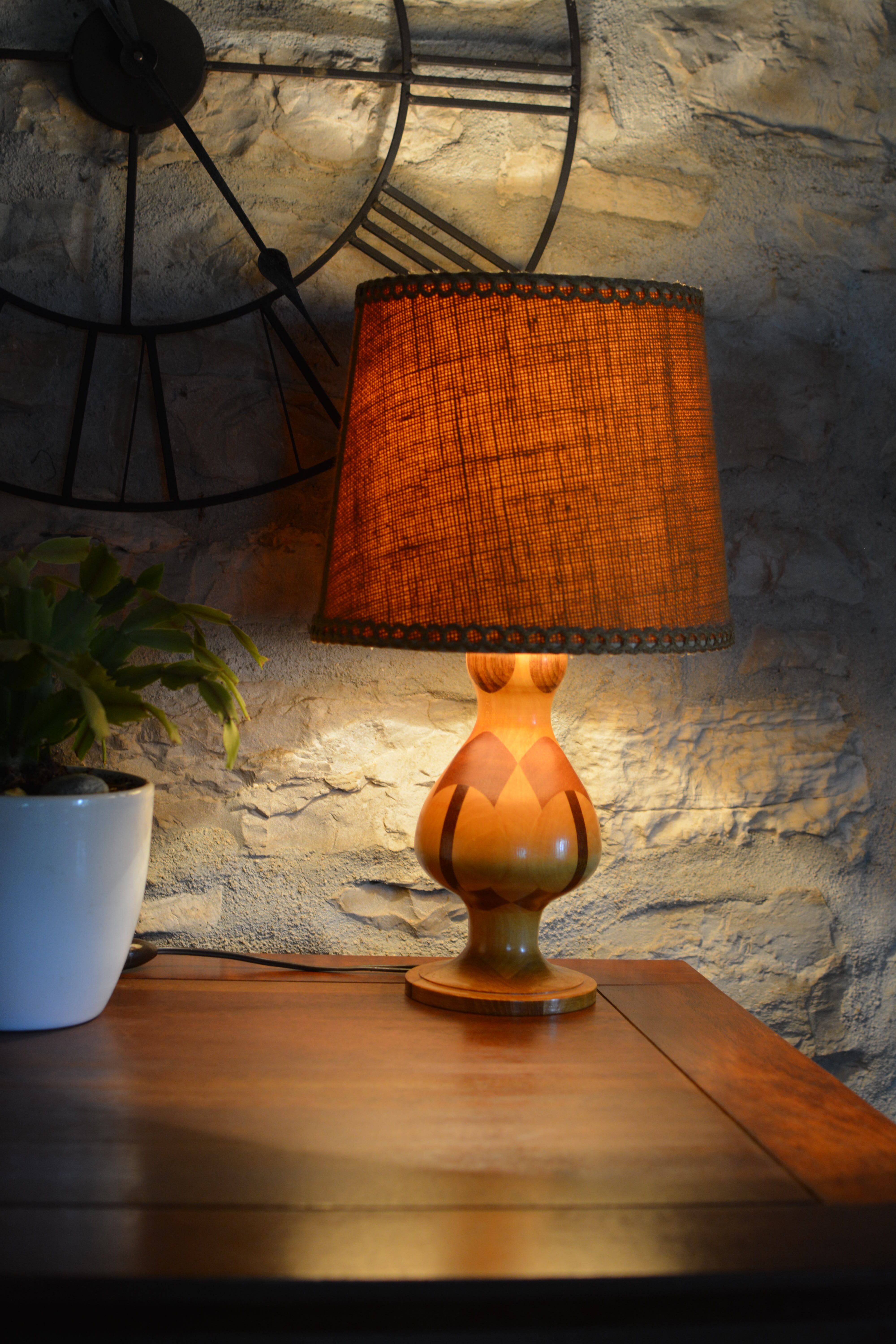 Lampe bois et marqueterie vintage