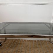 Table basse en métal et verre fumé 1970