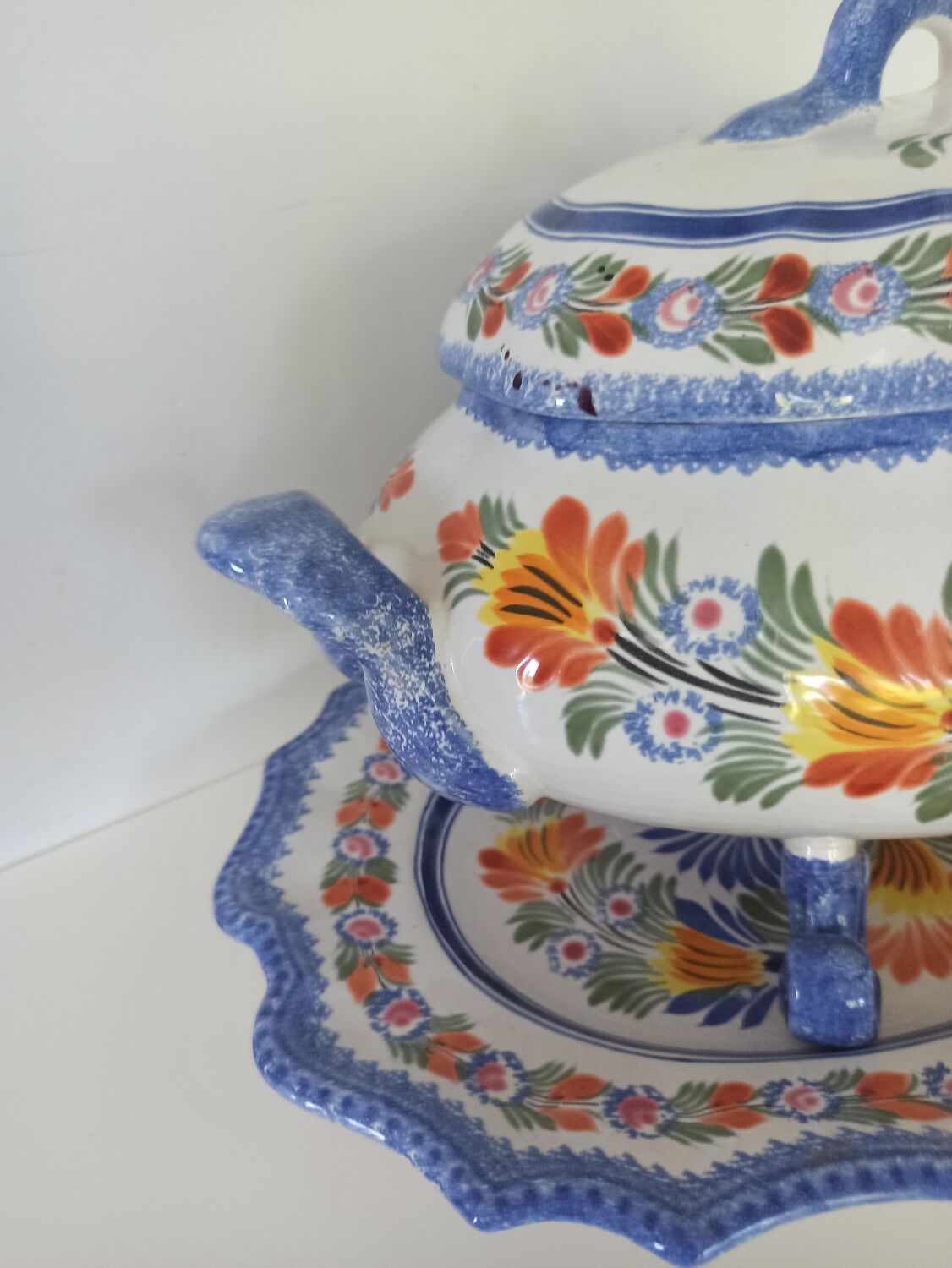 Tureen and its presentation dish Henriot Quimper