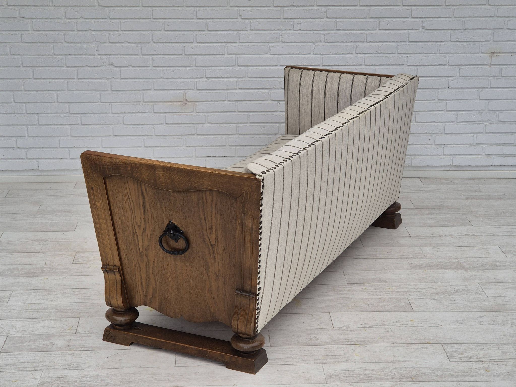 Années 1950, design scandinave, fauteuil retapissé, tissu blanc/gris clair, bois de chêne.