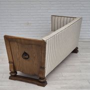 Années 1950, design scandinave, fauteuil retapissé, tissu blanc/gris clair, bois de chêne.