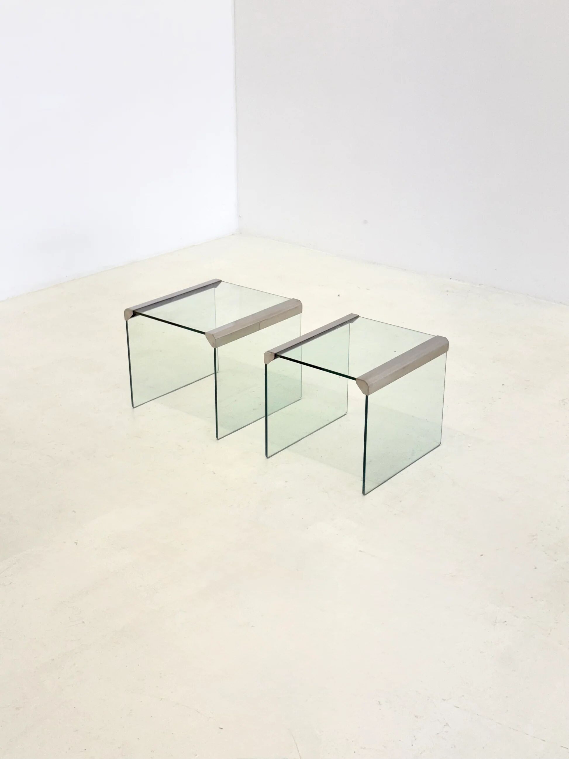 Ensemble de deux tables d'appoint en verre transparent Gallotti & Radice