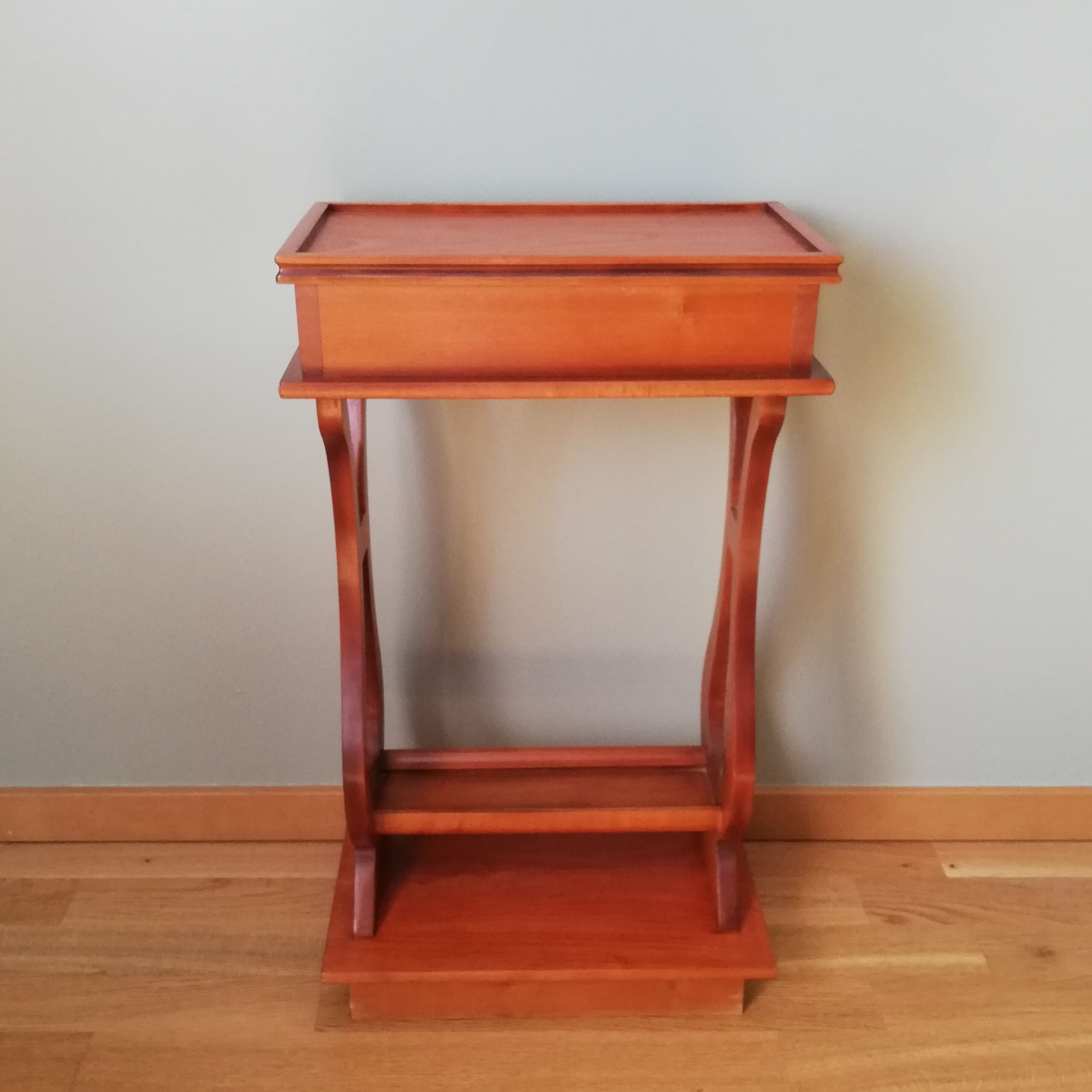 Pedestal table or English cherry saddle with lyre feet