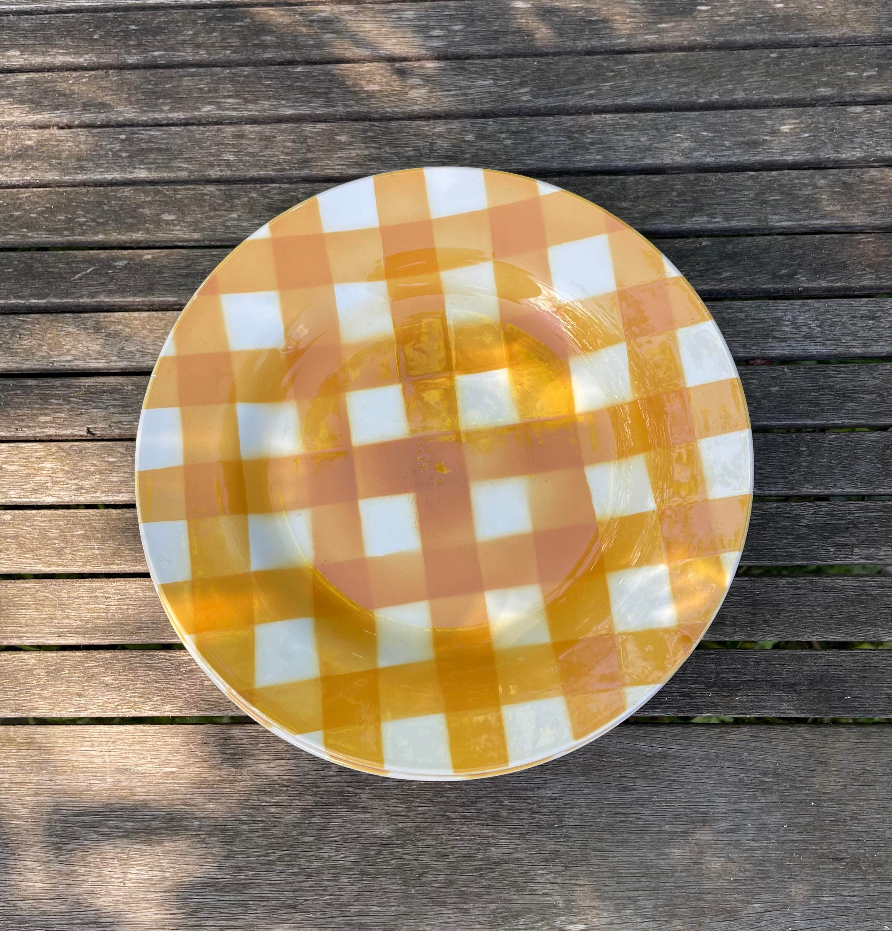 Set of nine flat ceramic plates yellow Scottish decoration in yellow/orange gridded ceramic