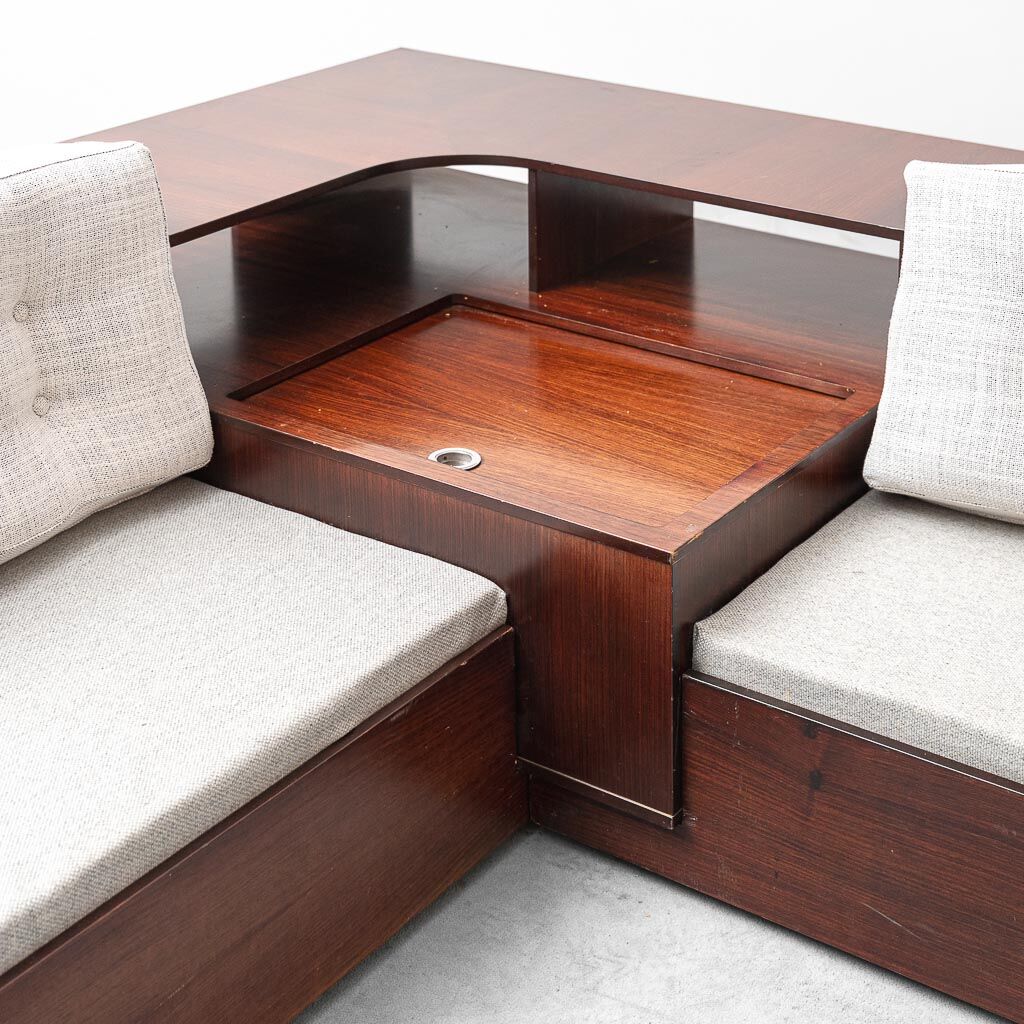 Canapé d'angle vintage avec compartiments de rangement et radio intégrée – design italien des années 1970