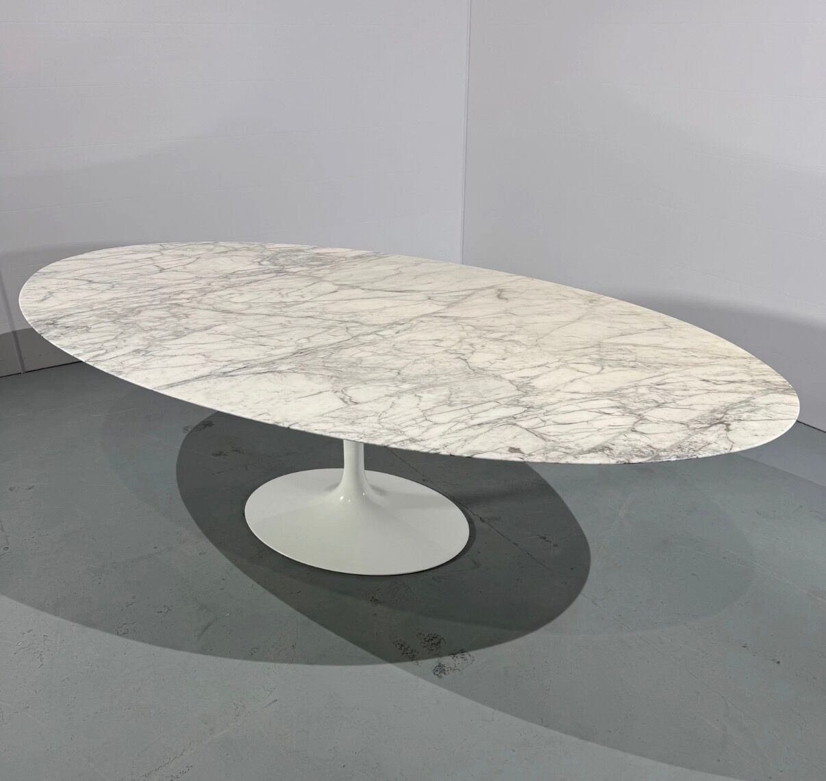 Oval tulip table by Eero Saarinen.