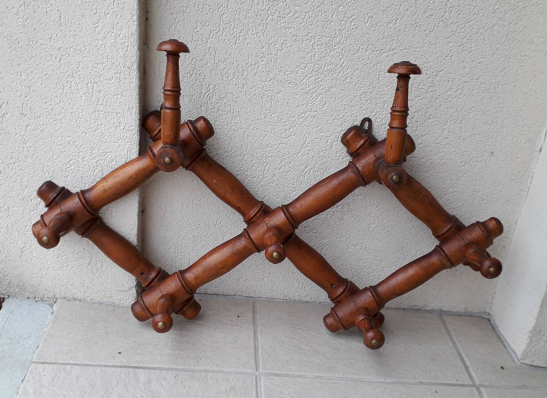 Extendable wooden coat rack