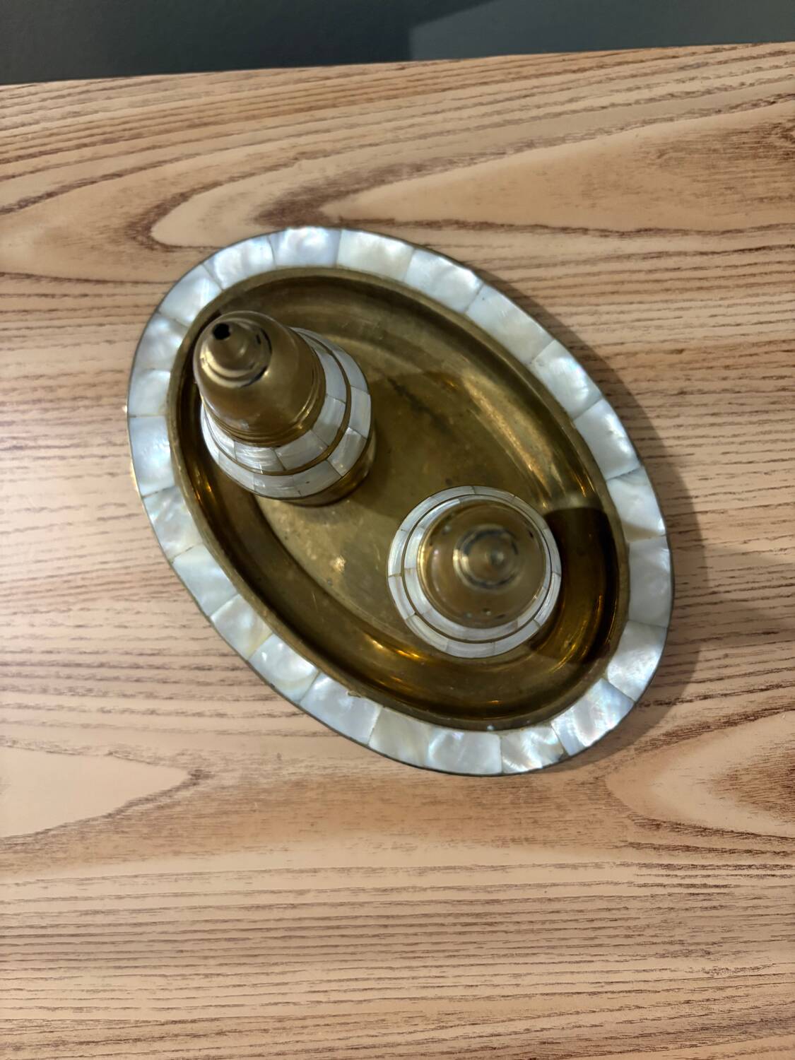 Salière poivrière laiton et nacre vintage