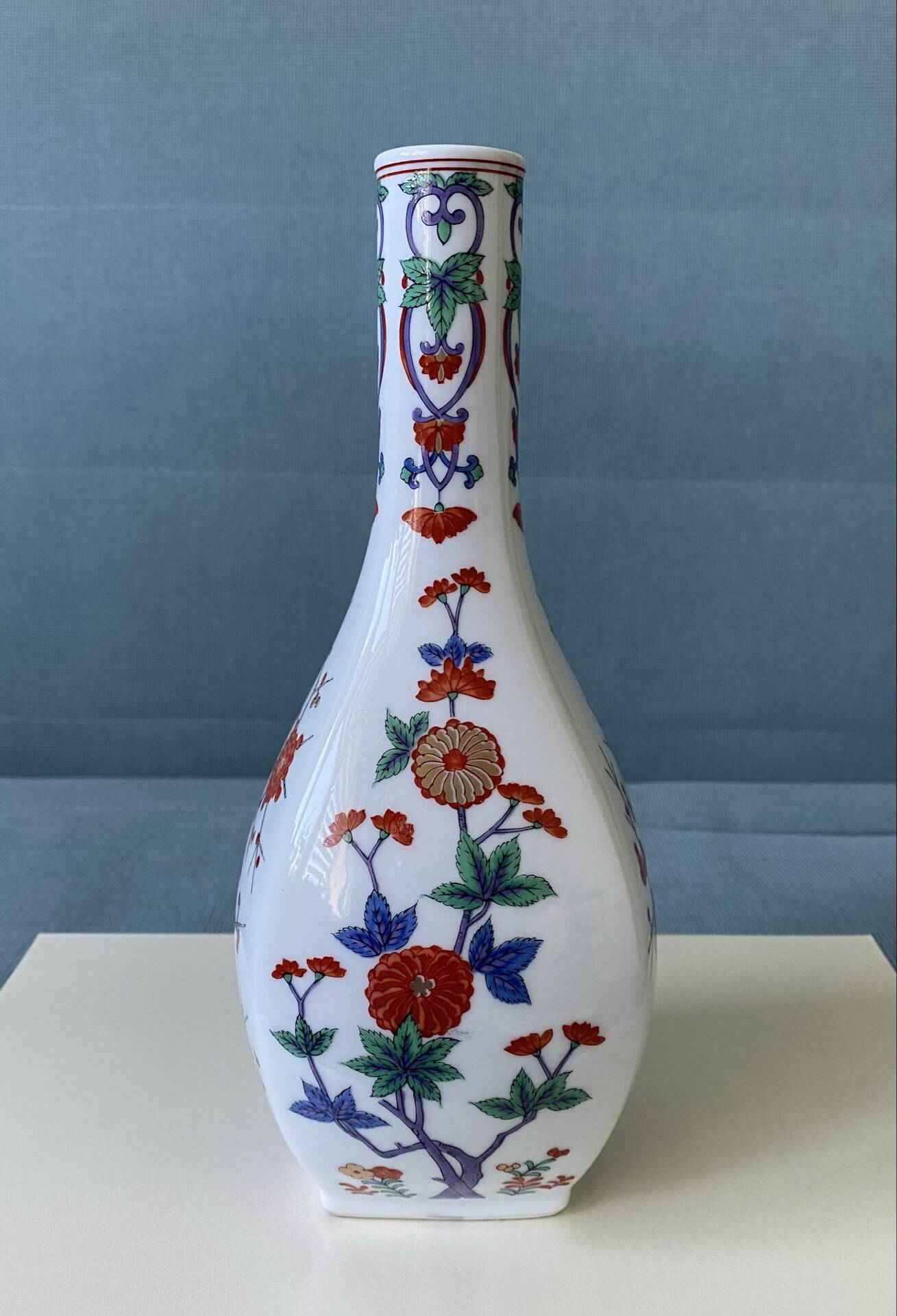 Vintage Japanese Arita porcelain vase – floral decoration H25cm
