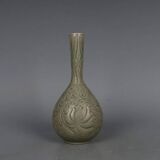 Vase en porcelaine céladon sculpté de style dynastie Song exquis
