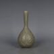 Vase en porcelaine céladon sculpté de style dynastie Song exquis