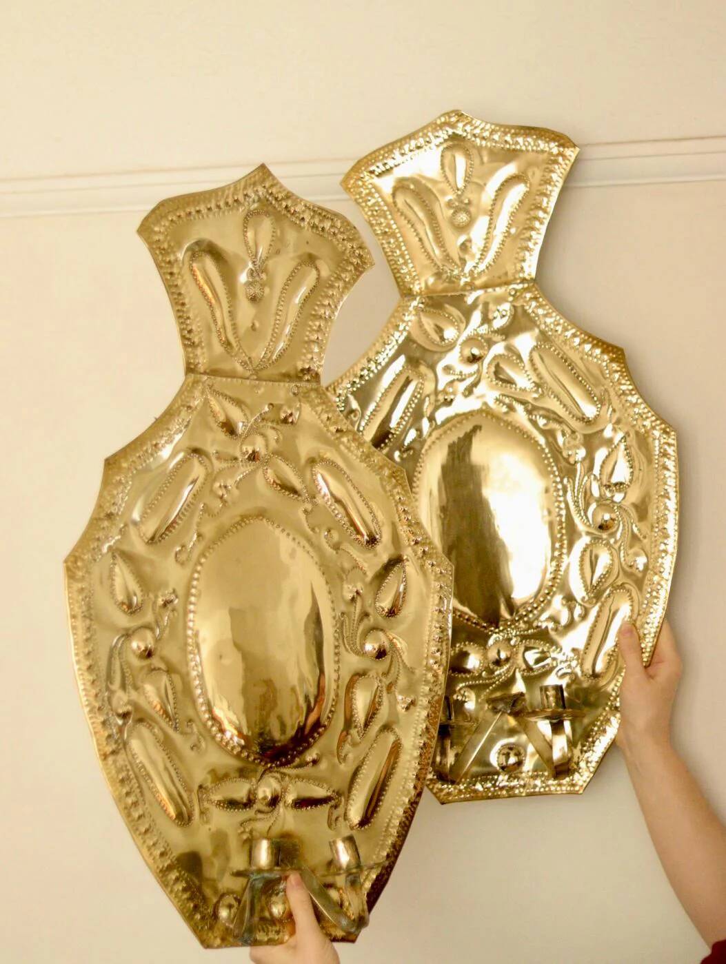 Paire de grands appliques en laiton de style baroque du milieu du siècle suédois.