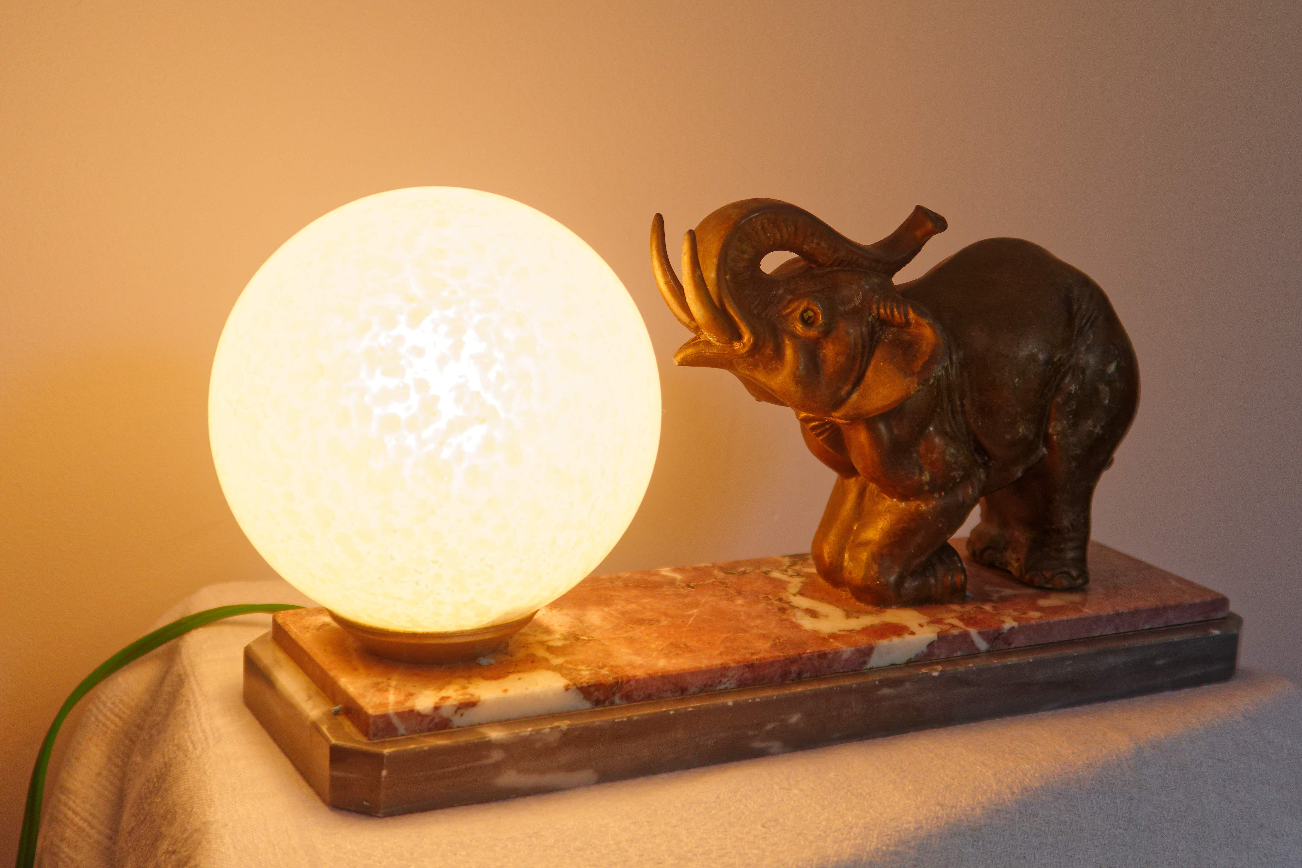 Lampe éléphant en régule opaline art déco