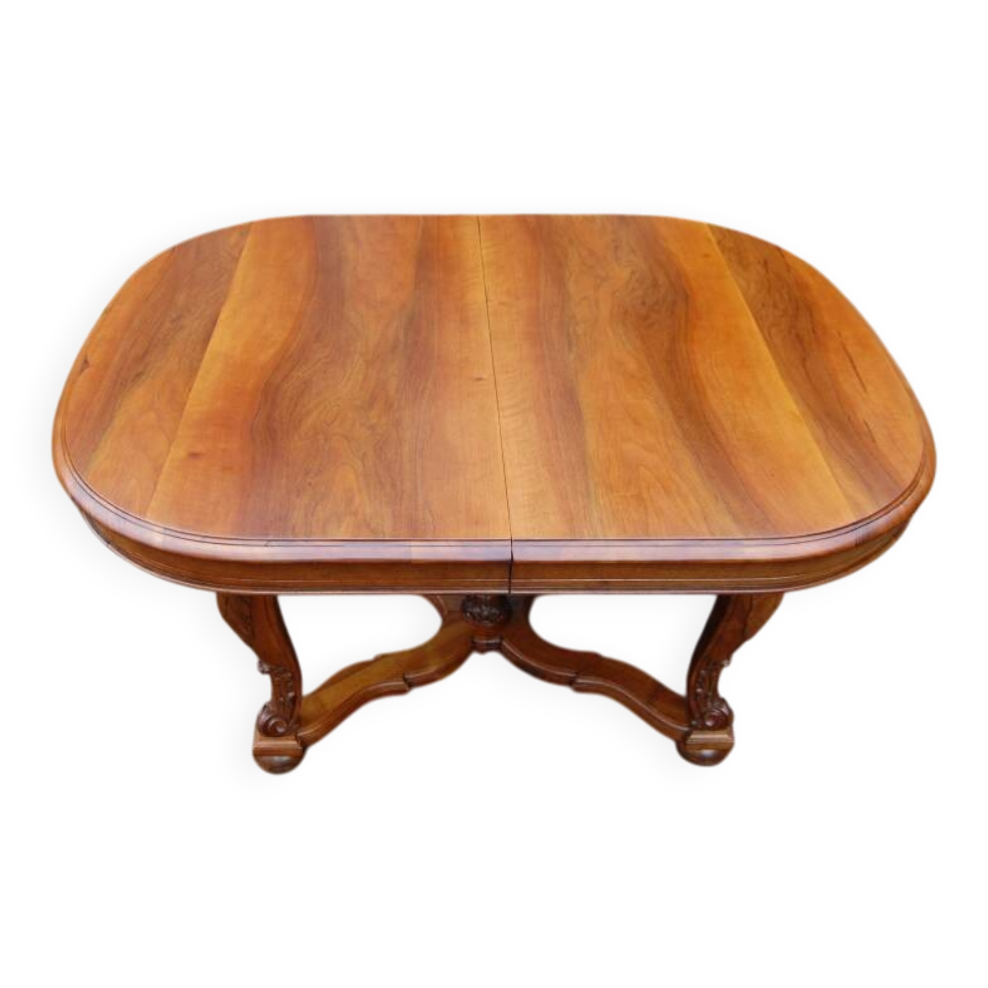 Napoleon III period walnut table from the late 19th century with extensions for 16 covers.