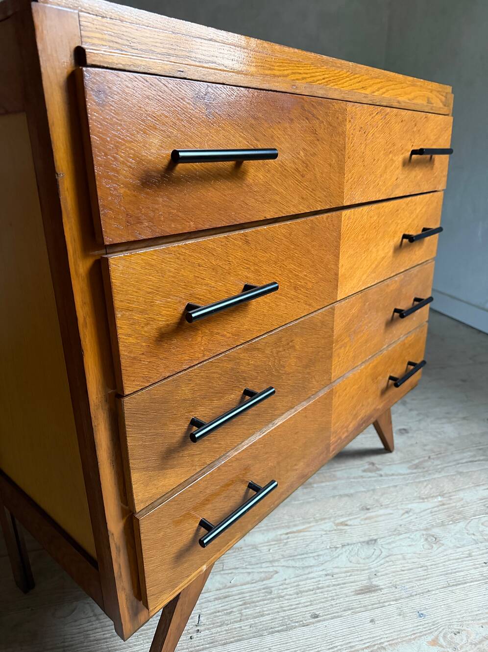 Commode vintage en chêne 4 tiroirs pied compas