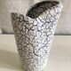 Vase blanc et bleu « fat Lava » années 60