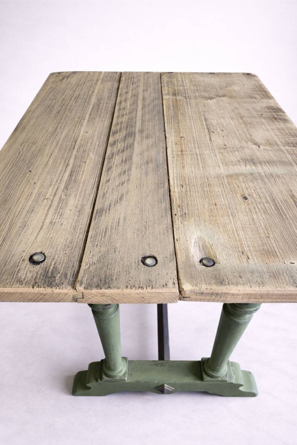 Table ancienne de métier en bois patiné, piètement vert – 105 cm