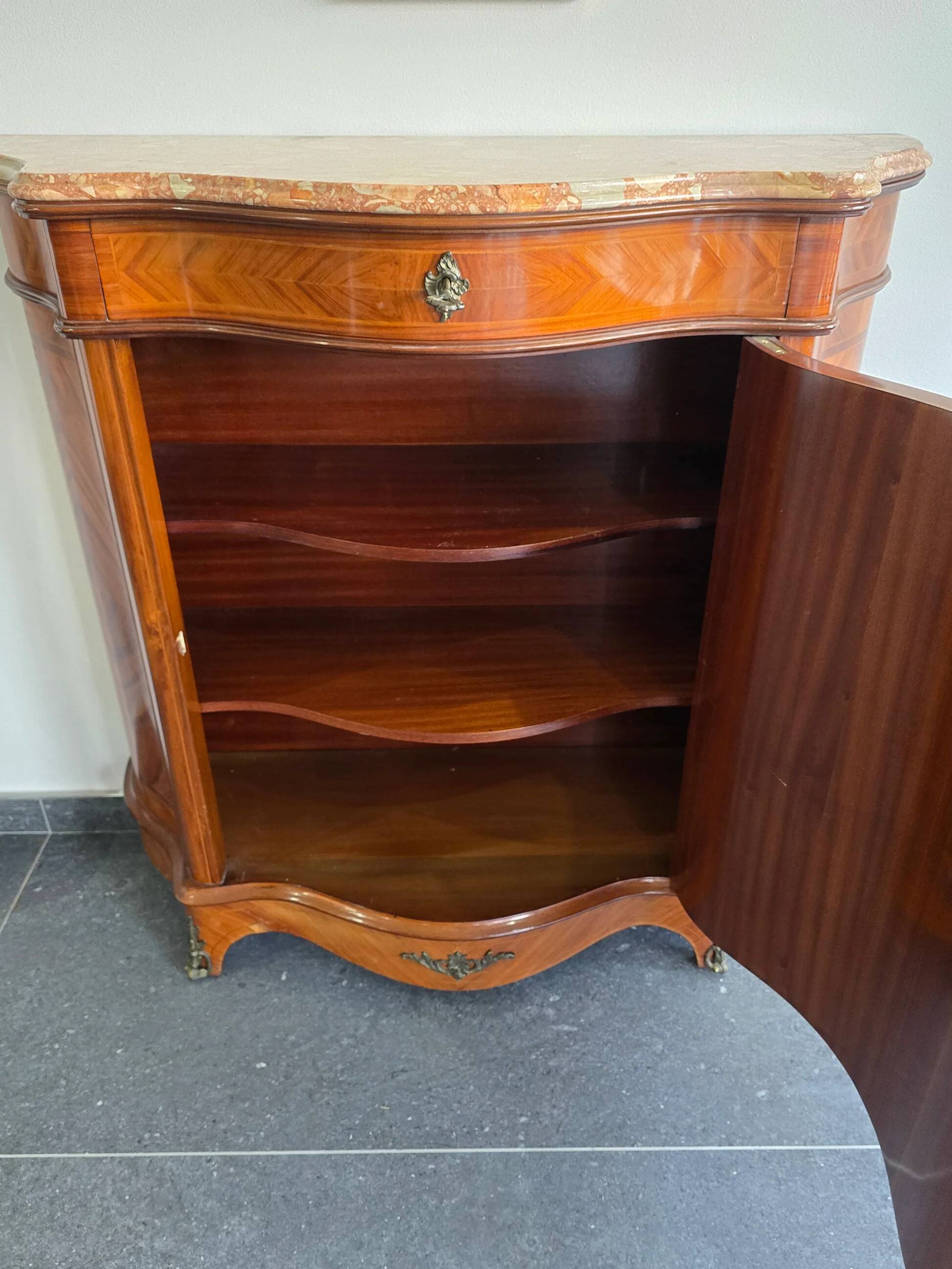 Curved support furniture in floral marquetry – Louis XV style, marble top, late 19th century.