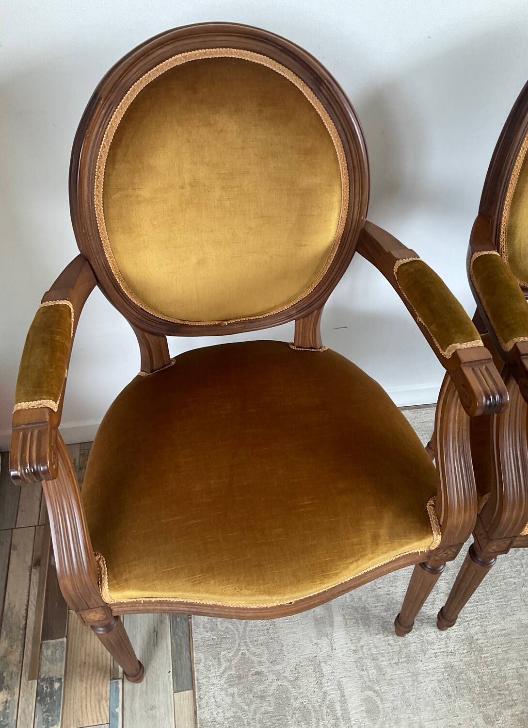 Paire de fauteuils médaillon en bois et velours
