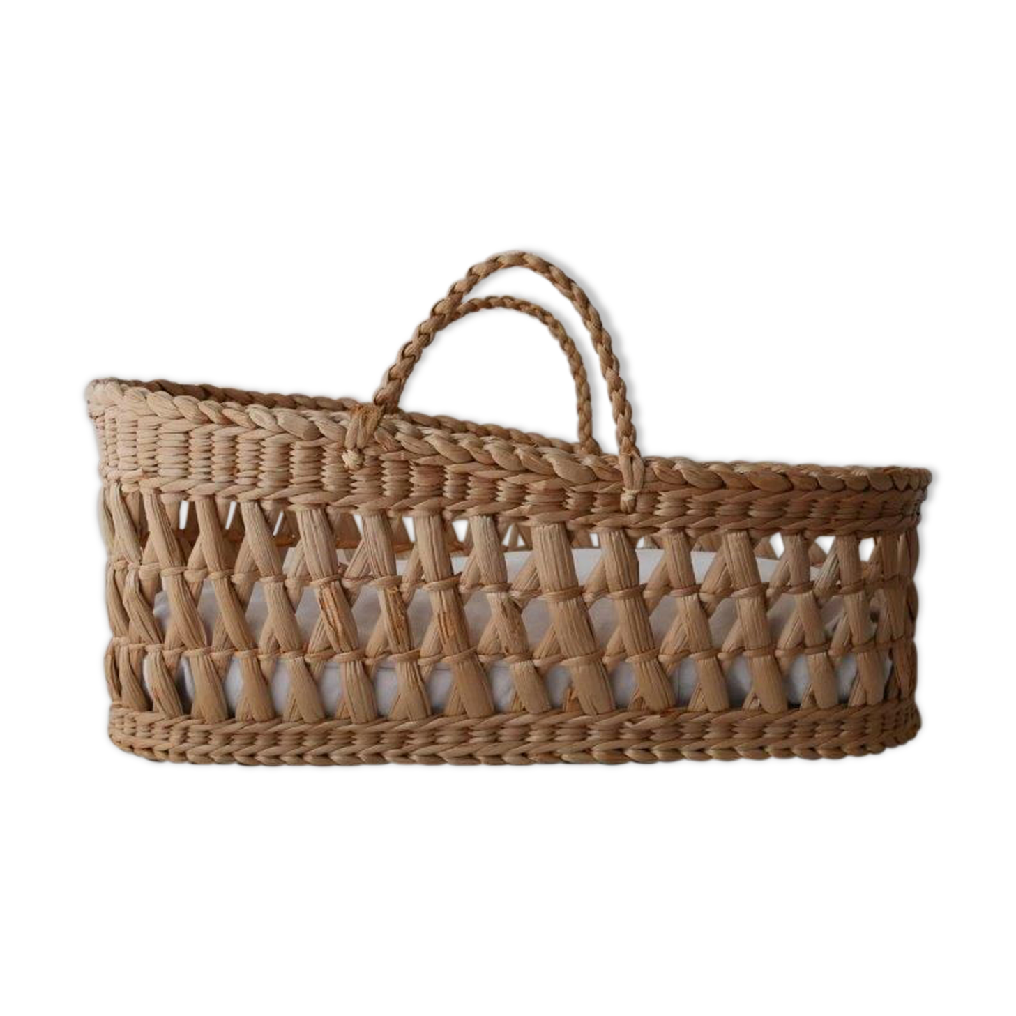 Doll bassinet with its bedding