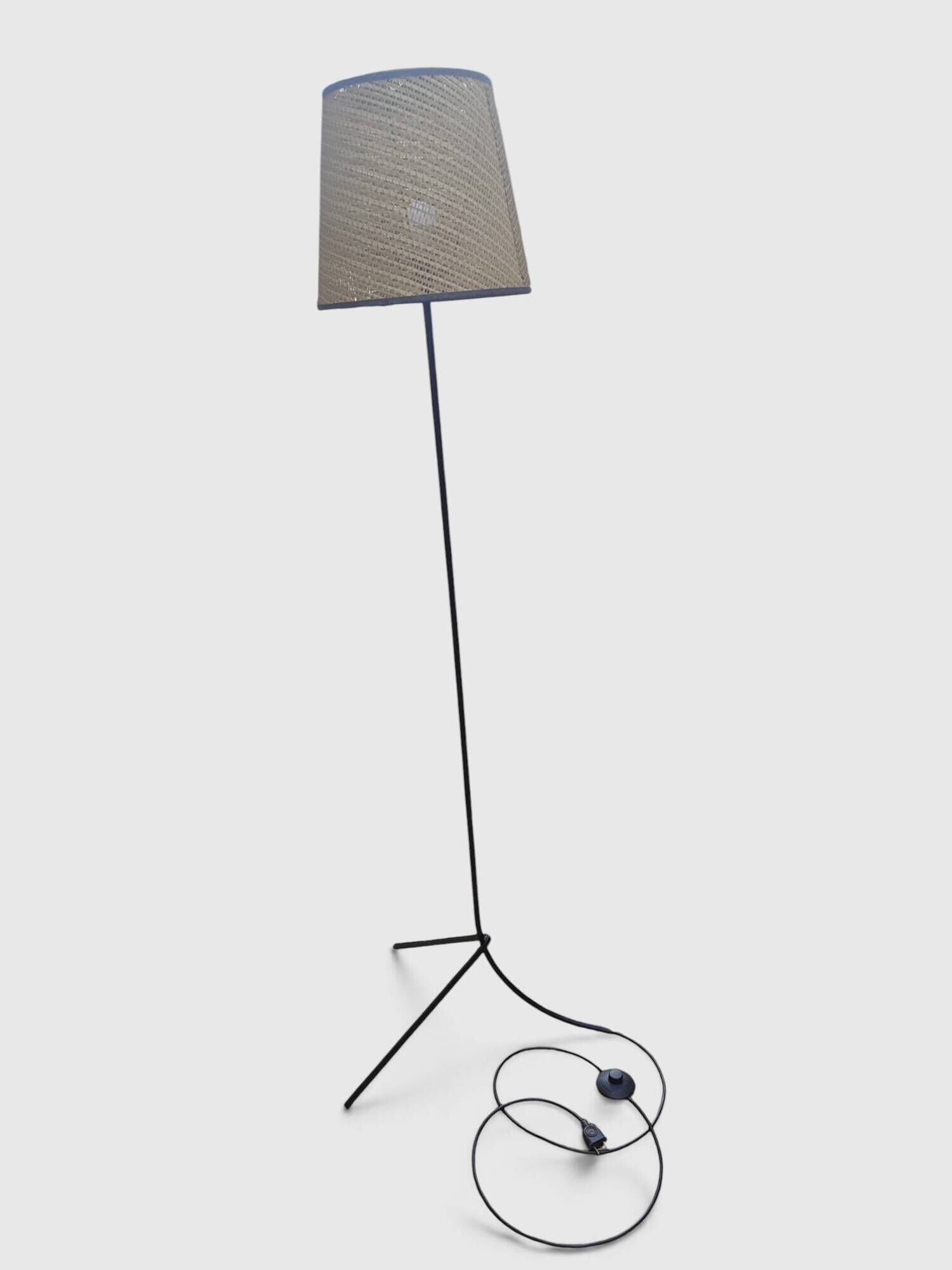 Modernist tripod floor lamp in black metal and cane from the 1950s/1960s.
