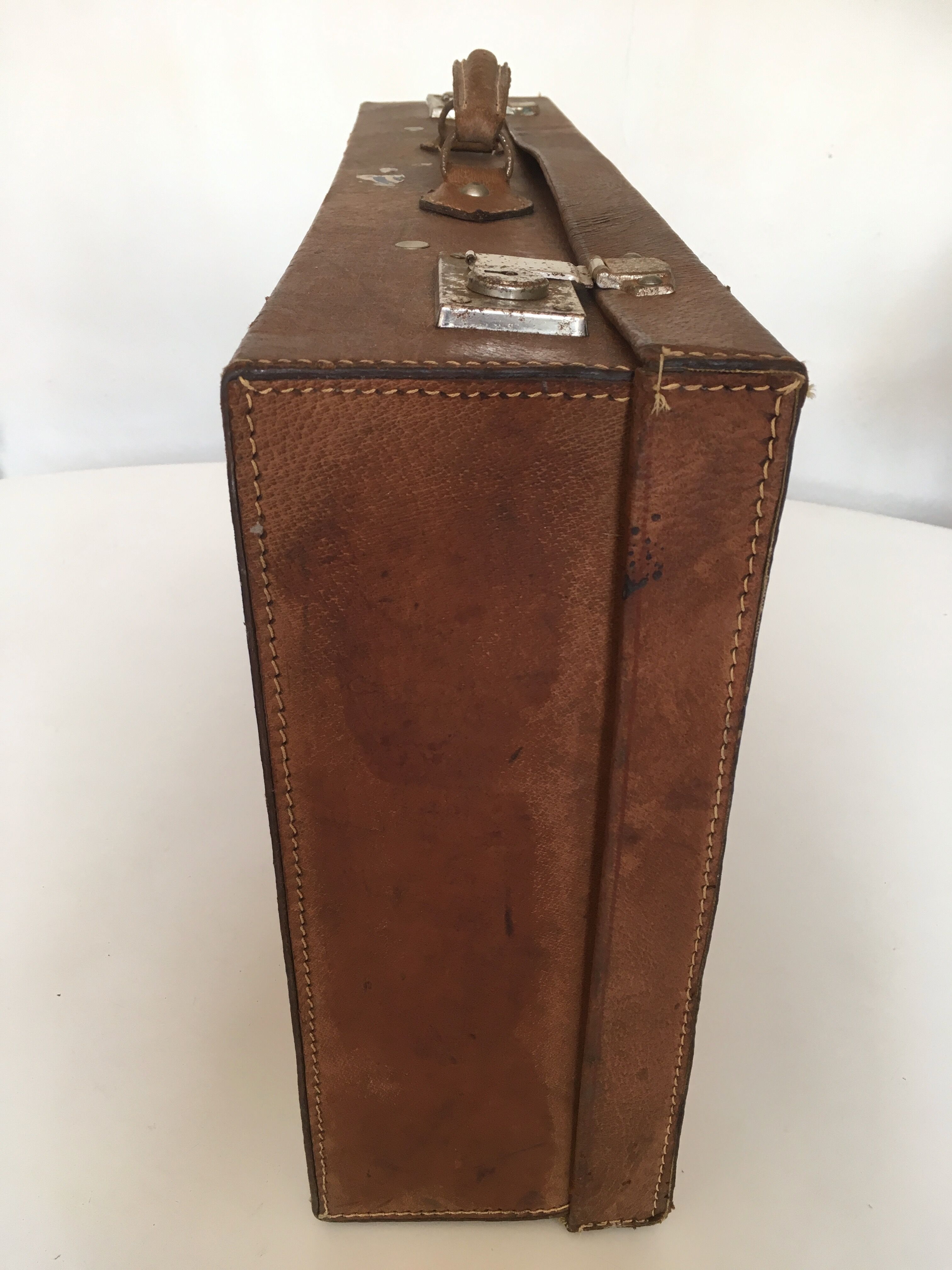 Suitcase of leather with labels of palaces