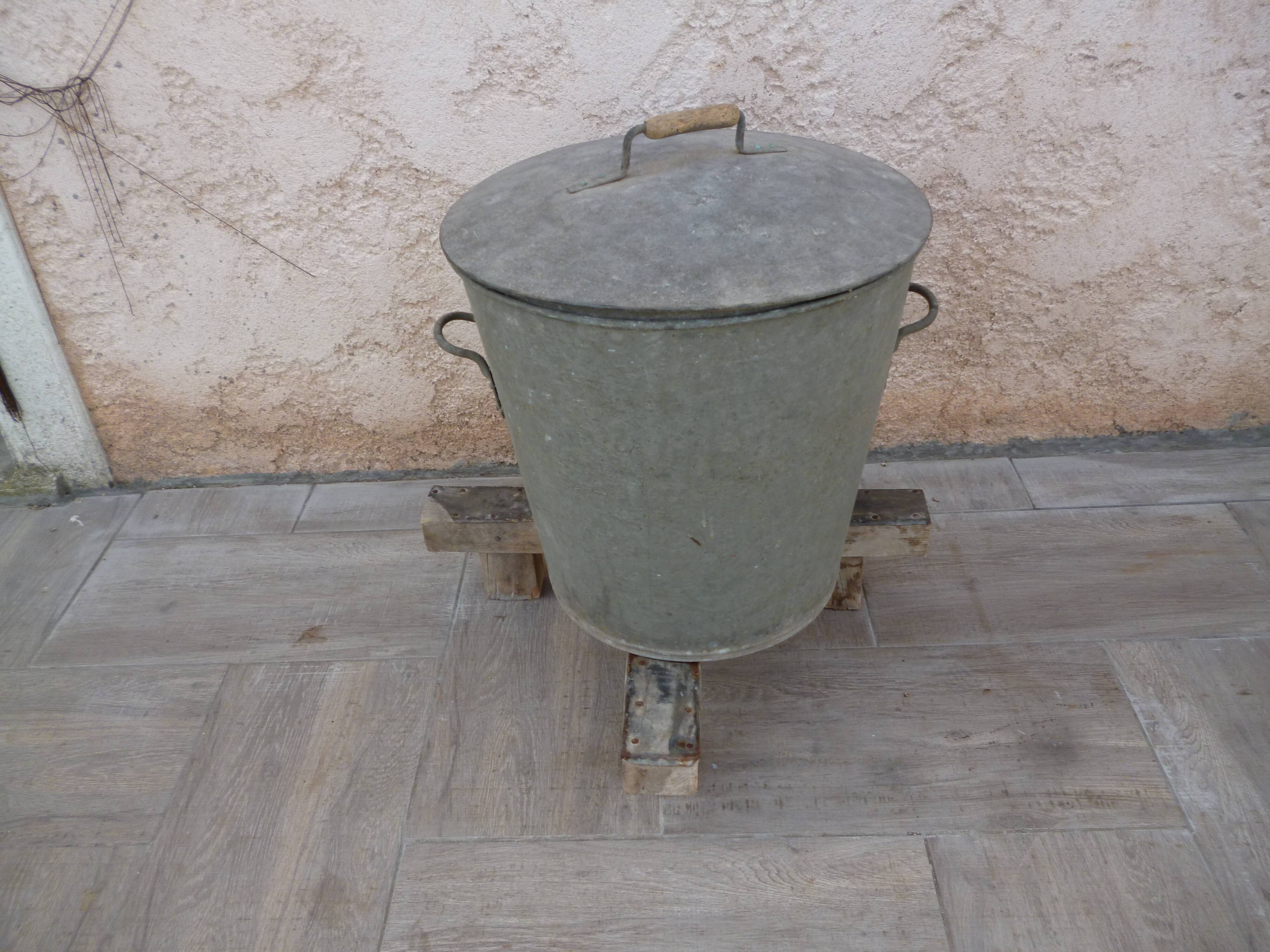 Zinc basin and its tripod