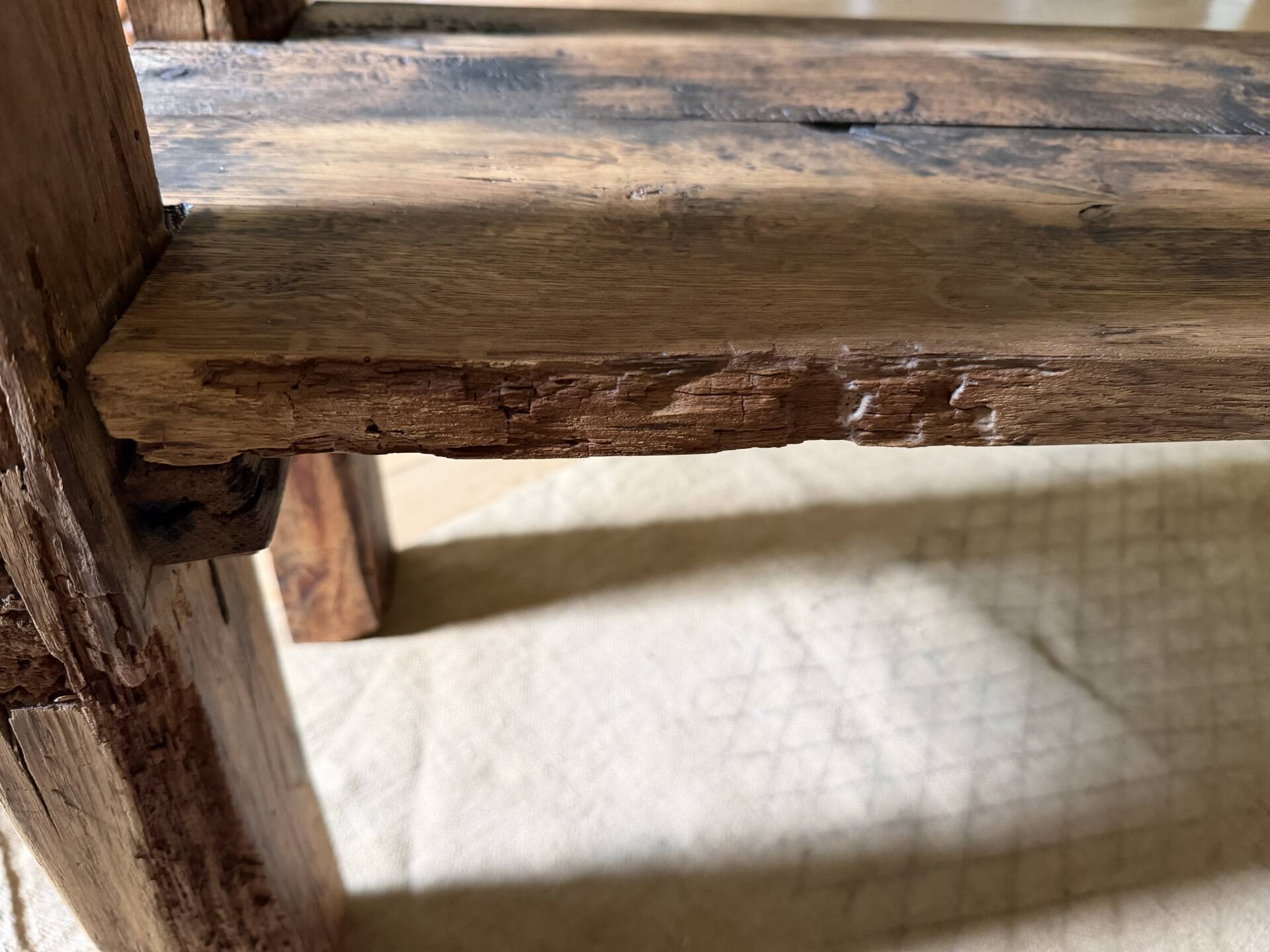 Étagère sur pieds en bois brut, art populaire