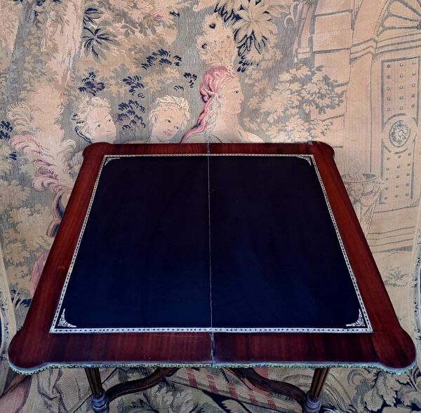 Table à jeux en marqueterie.