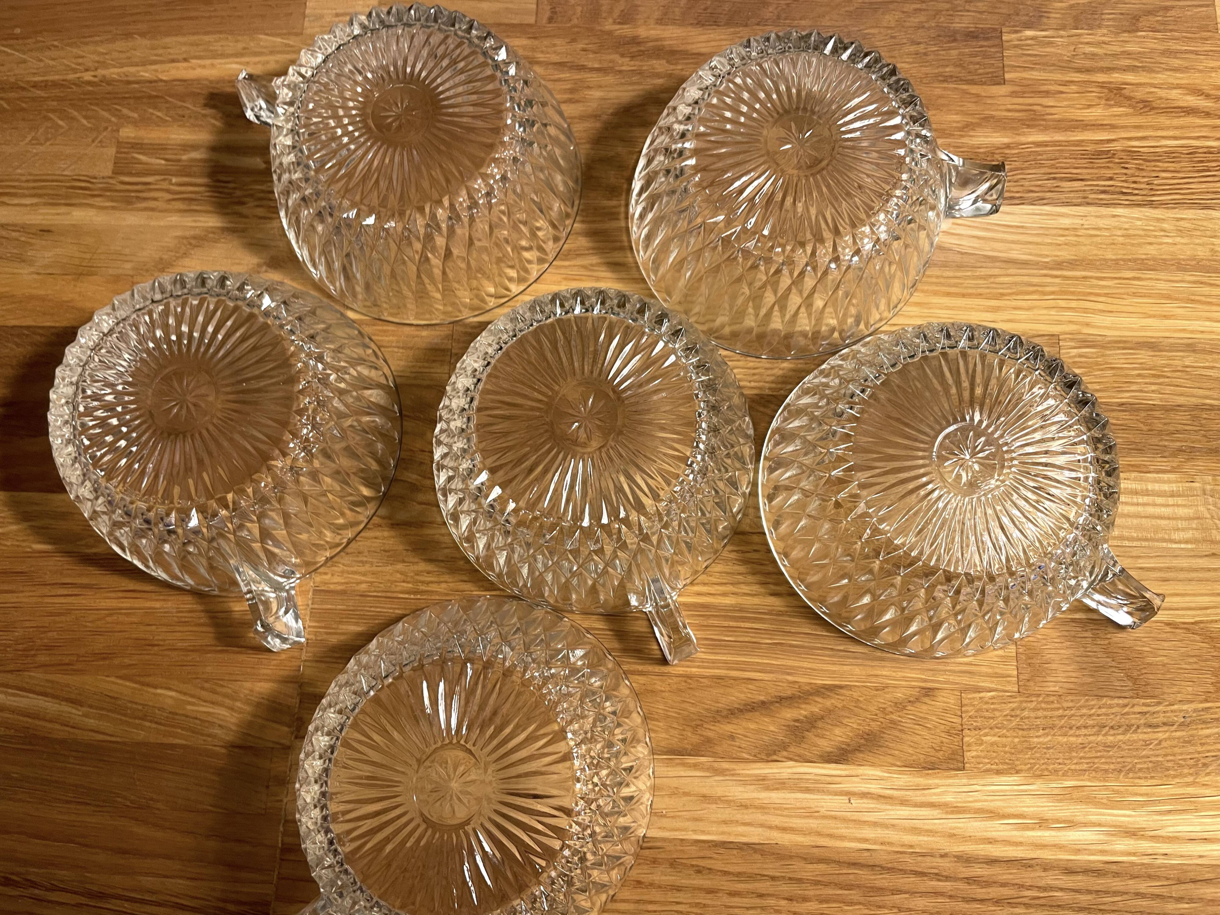 6 tasses à café en verre ciselé vintage en très bon état