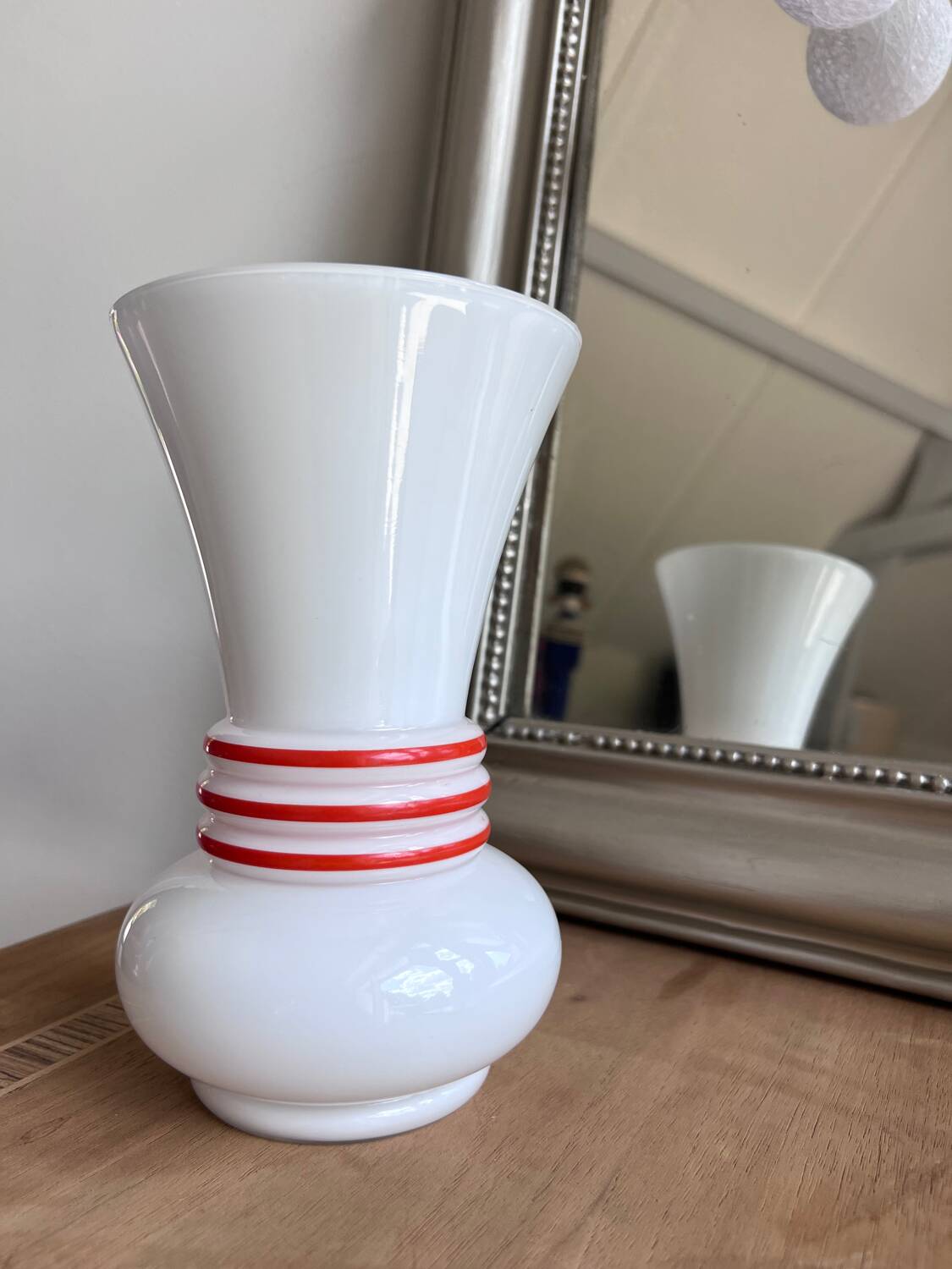 Vintage white opaline vase with red trim 29 cm White Opaline Va