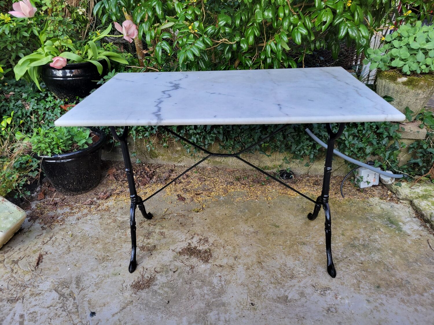 Bistro table in Carrara marble and cast iron circa 1900
