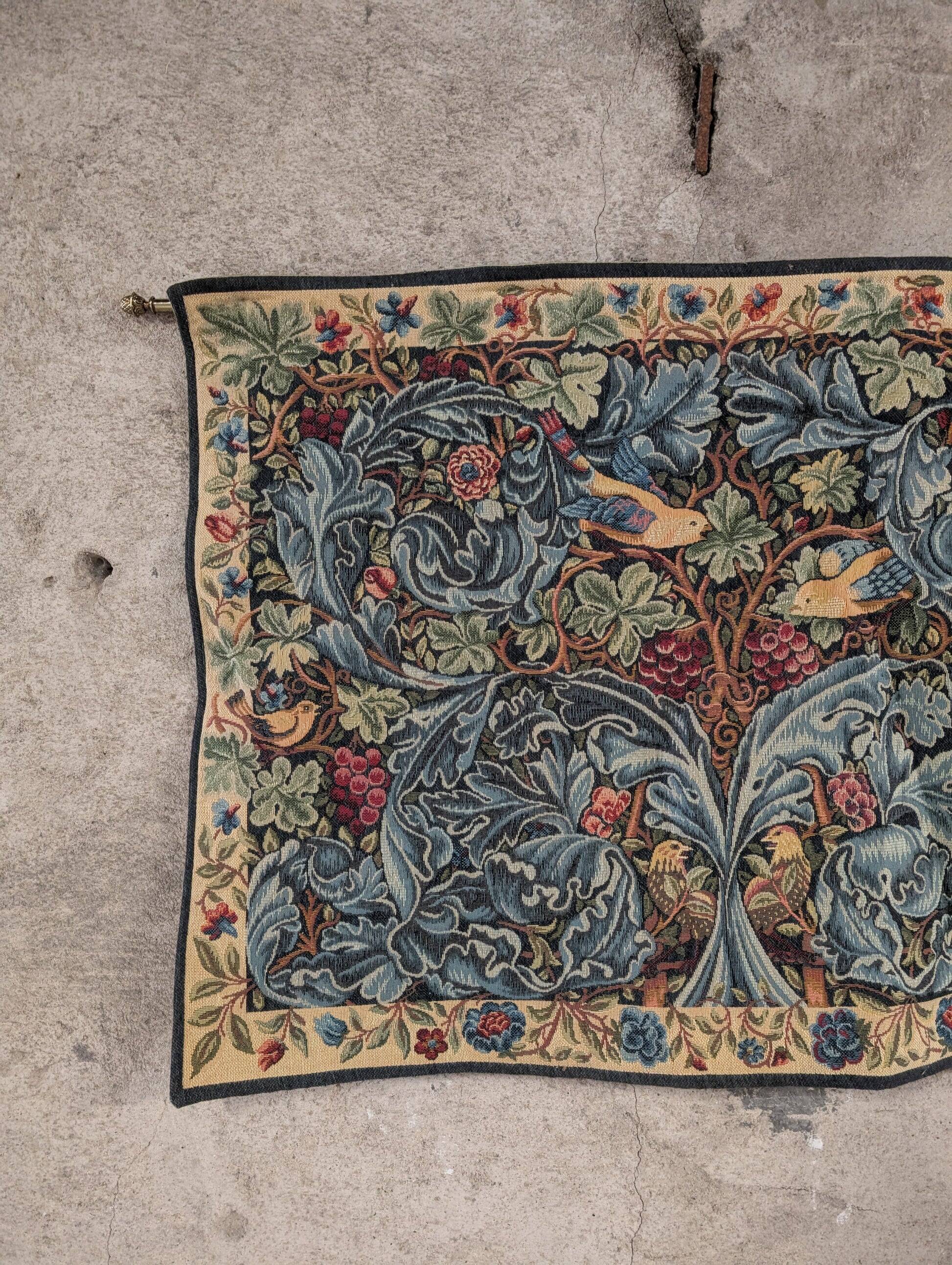 Tapisserie vignes et acanthes d'après William Morris en points des Meurins