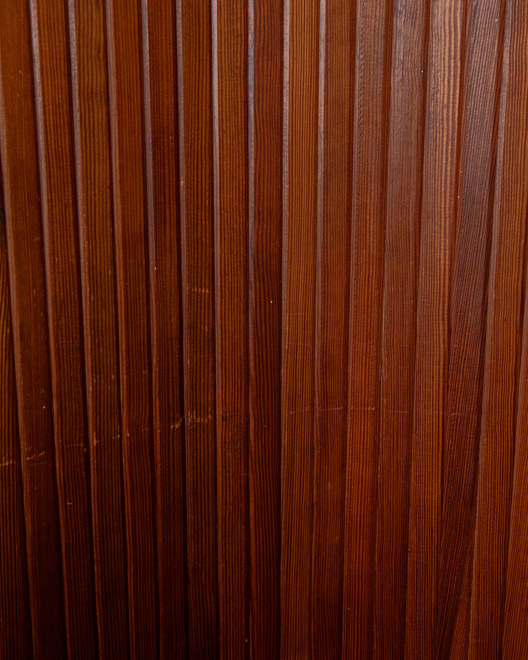 Paravent en pin patiné Art Déco par Jomain Baumann pour Baumann, France.