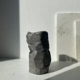 Vase en béton sculpté