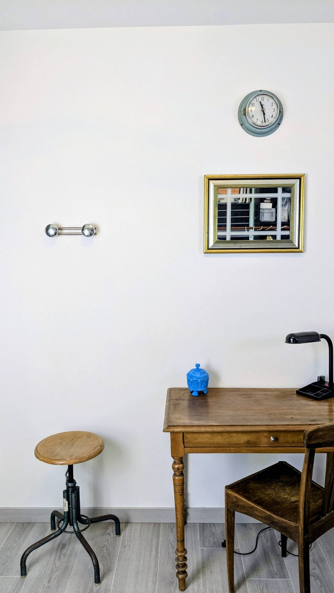 Double wall hook in chrome metal, vintage style.