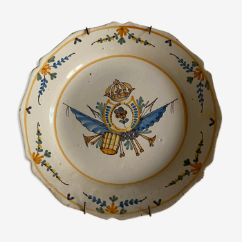 Assiette de Nevers en faïence fin XVIIIe siècle décor d'écusson à fleur