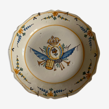 Plate of Nevers in earthenware late eighteenth century decoration of crest to flower
