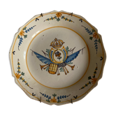 Assiette de Nevers en faïence fin XVIIIe siècle décor d'écusson à fleur