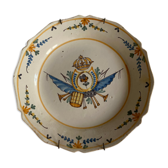 Assiette de Nevers en faïence fin XVIIIe siècle décor d'écusson à fleur