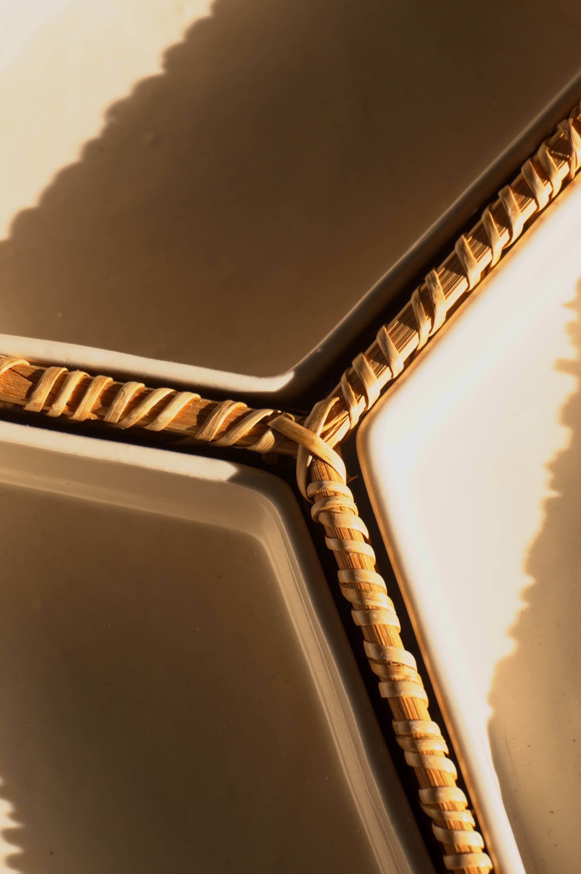 Compartment dish for appetizers, made of porcelain with a wicker support.