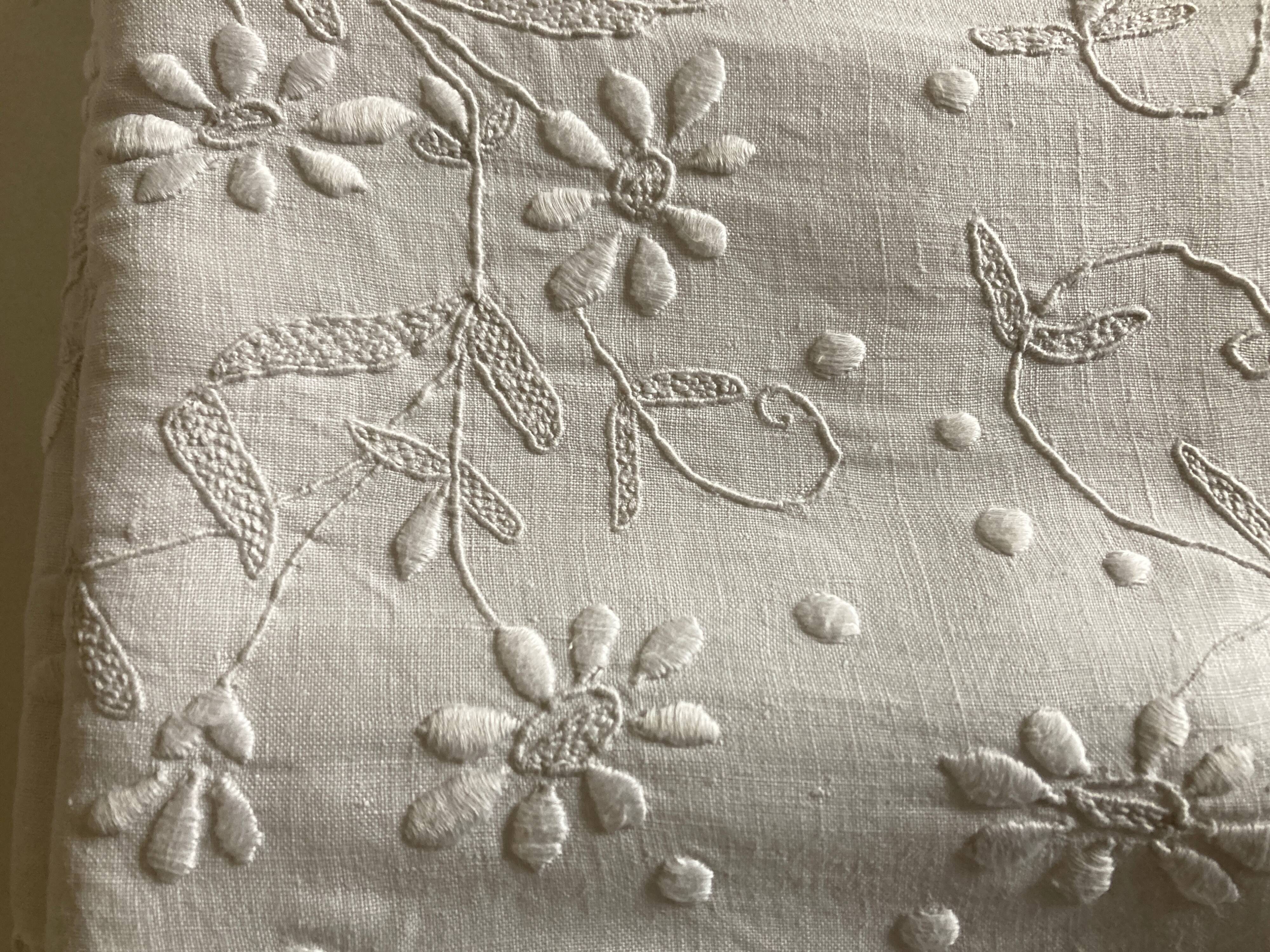 Spring cloth in linen canvas embroidered with daisies 1950