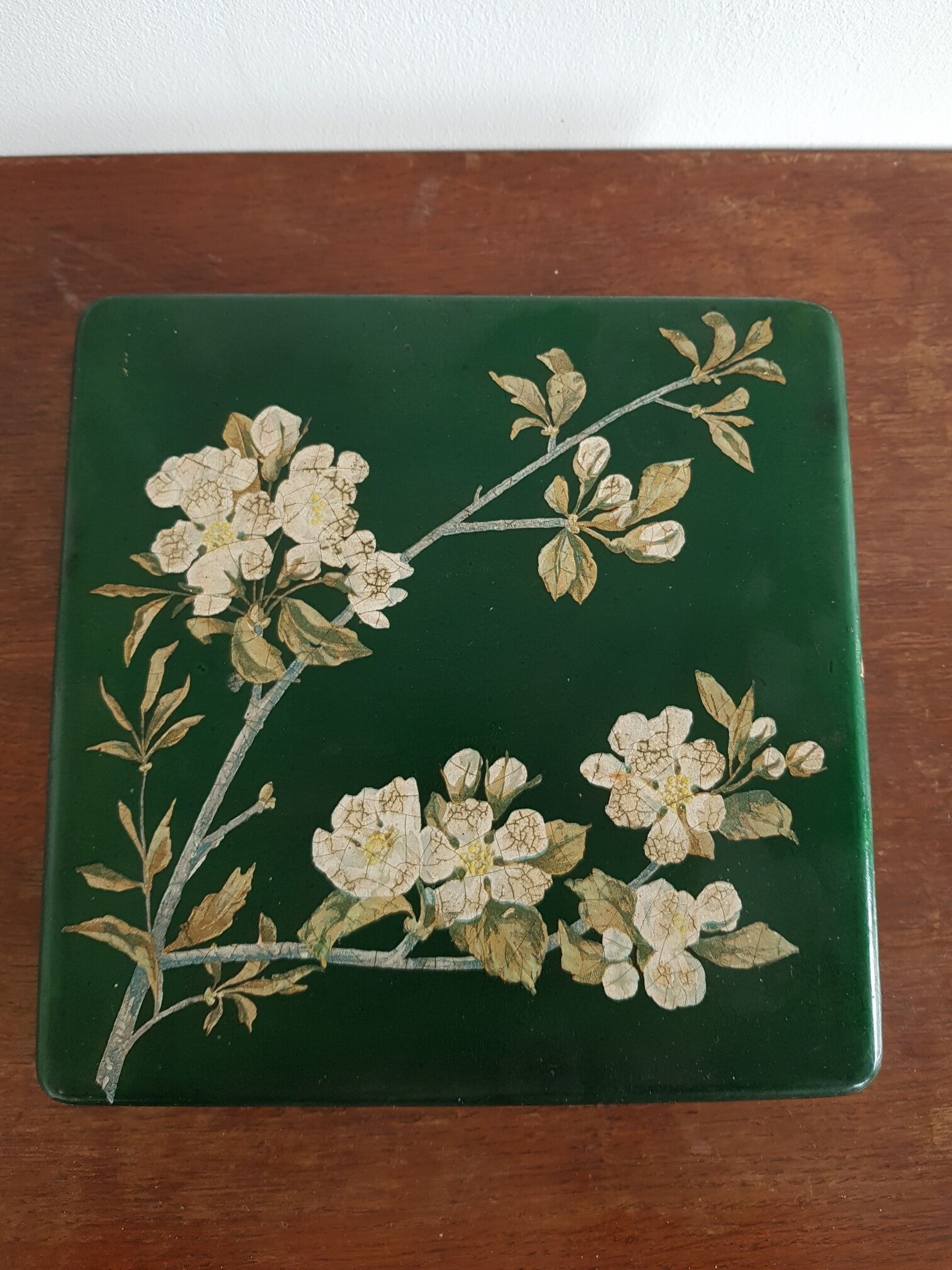 Old green lacquer box floral decoration