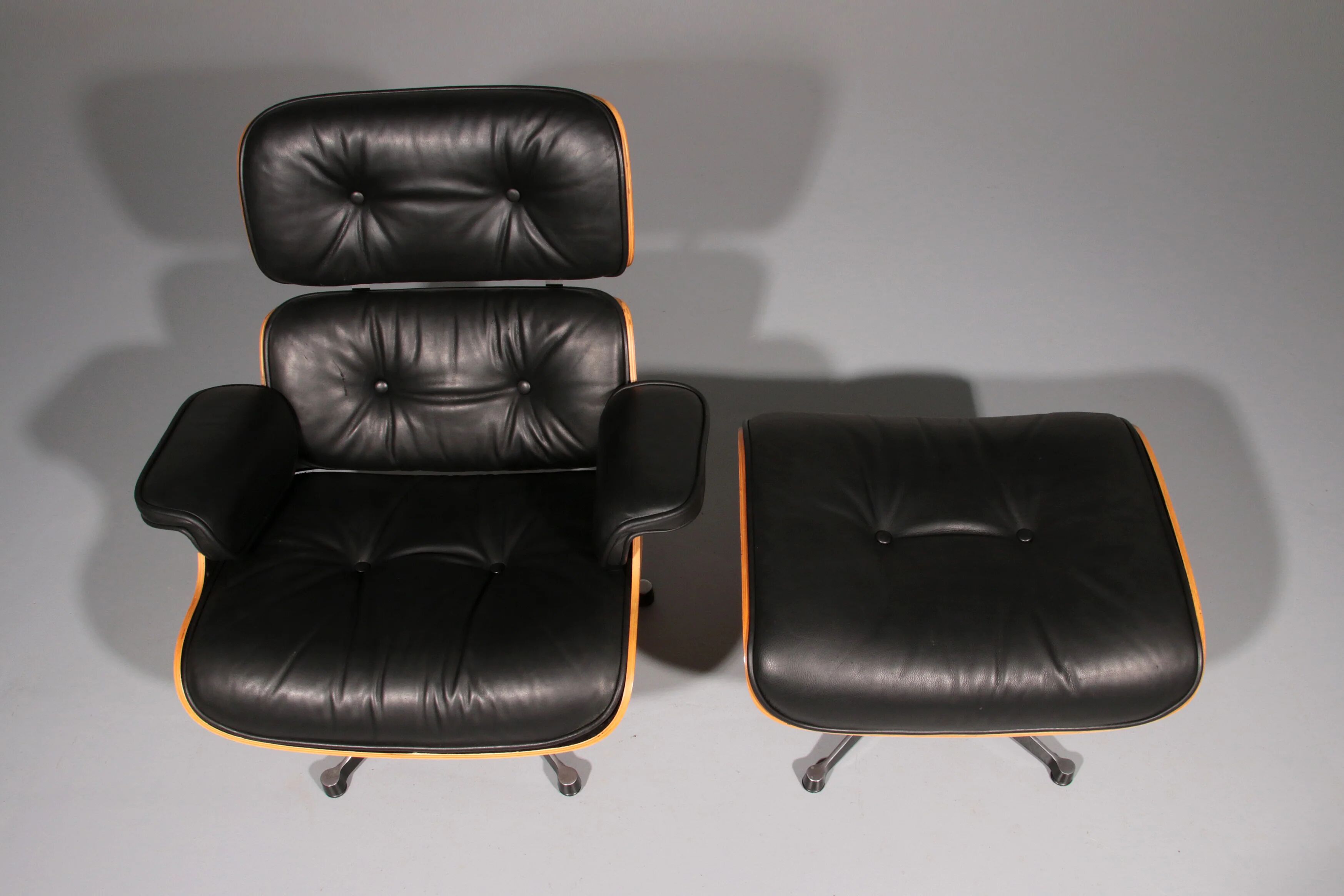 Ensemble de fauteuil et repose-pieds par Charles Eames, années 1960.