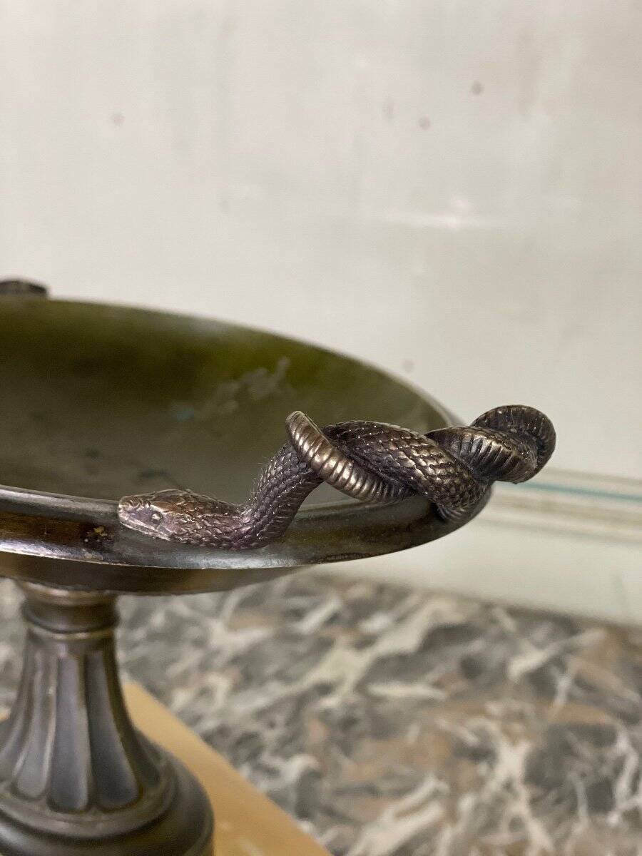 Bronze cup on a yellow Siena marble base, early 19th century.